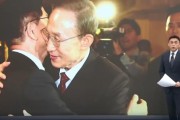 鸡西李明博、朴槿惠给金文洙打气 鼓励其争取赢得韩国大选