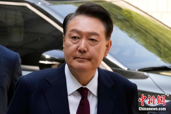 当地时间2025年5月12日，韩国首尔，因被控策划叛乱而受到审判的前总统尹(💂)锡悦抵达首尔中央地方法院。图/视觉中国